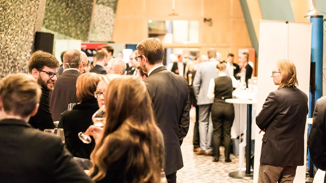 développez votre réseau professionnel efficacement grâce à nos conseils et stratégies pour un networking réussi.
